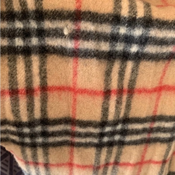 Burberry authentic scarf, tiny hole - Picture 3 of 3